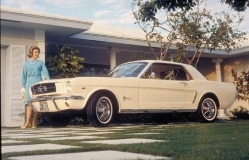Fot. Ford: To zadziwiające, ale Forda Mustanga chcieli mieć wszyscy &#8211; starzy i młodzi, panowie i panie. Mustang był amerykański, jak diabli i odzwierciedlał dobrobyt Ameryki lat 60.