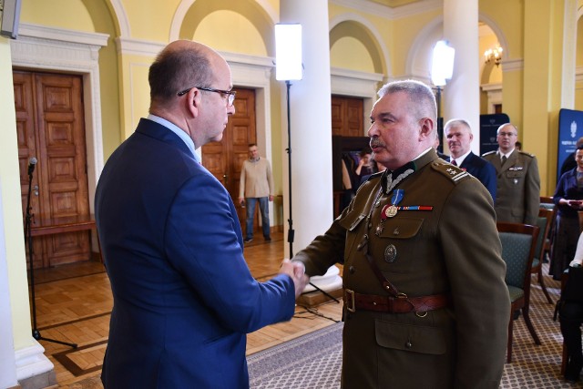 W imieniu Prezydenta Rzeczypospolitej, odznaczenie wręczył wojewoda mazowiecki, Konstanty Radziwiłł.