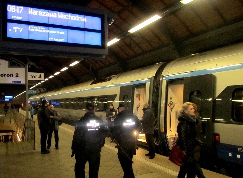 Pierwszy skład Pendolino Wrocław - Warszawa na peronie 2...