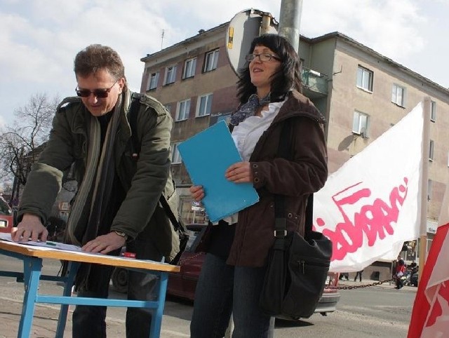 Podpisy na rogu ul. Zjednoczenia i pl. Wyzwolenia zbierali Grzegorz Chiliński i Paulina Majewska.