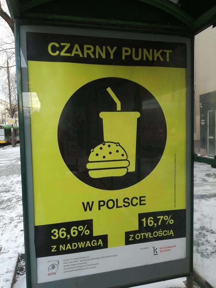 Plakat na przystanku Grochowska w Poznaniu.