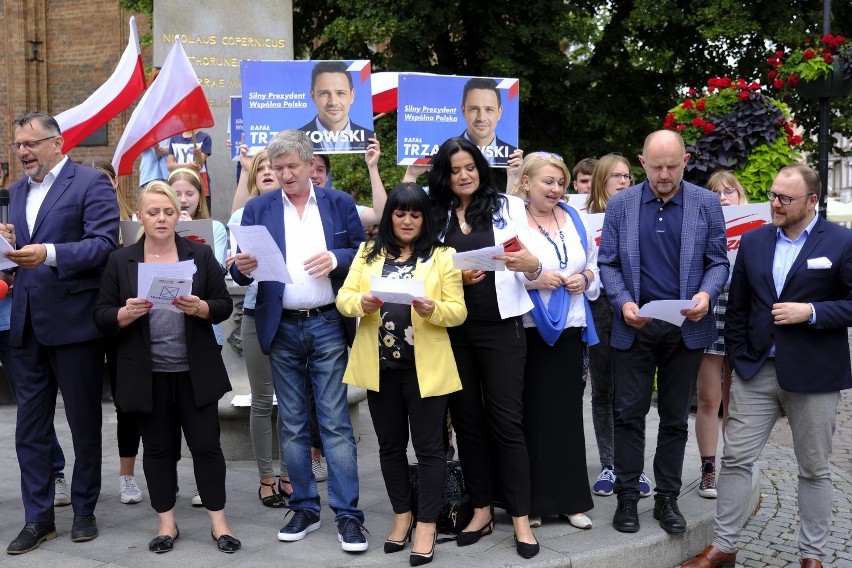 Na Rynku Staromiejskim w Toruniu, pod pomnikiem Kopernika,...