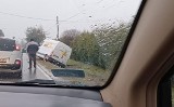Wypadek w Czachowie w powiecie grójeckim. Samochód dostawczy wypadł z drogi 
