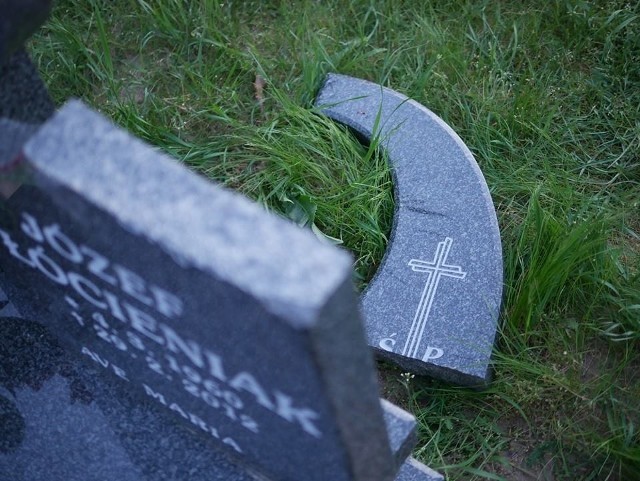 Jeden z nagrobków na cmentarzu w Śmieszkowie.