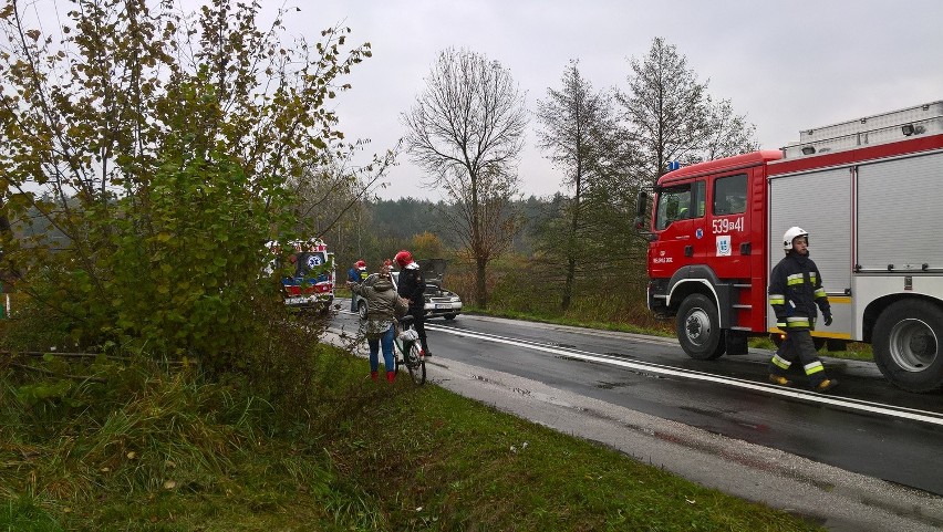 Przed godz. 15 doszło do wypadku w Ostrowie koło Ropczyc....