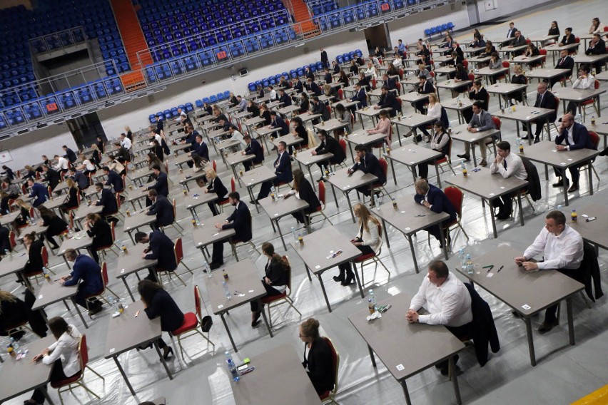 Egzamin na aplikację radcowską w Lublinie. Prawie 170 osób przystąpiło do egzaminu (ZDJĘCIA)