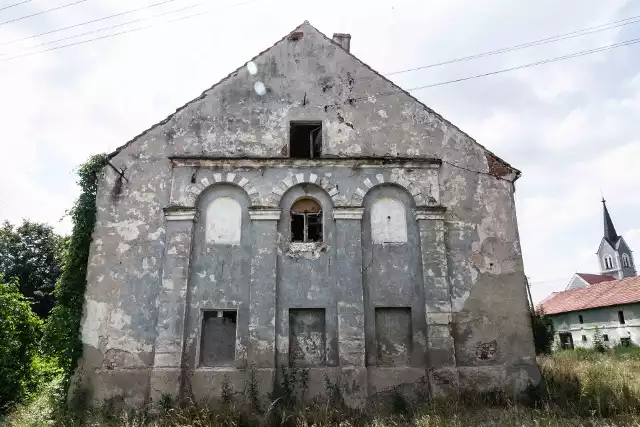 Kościół ewangelicki w Piotrowicach k. Kątów Wrocławskich wystawiony na sprzedaż.