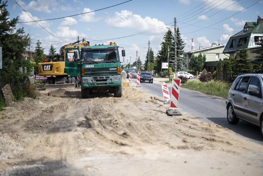 Wykonawca prac do końca sierpnia ma ułożyć nowy asfalt.