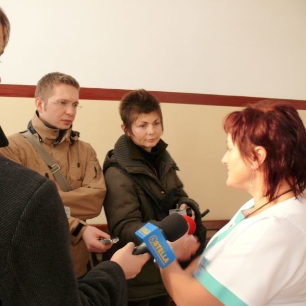 Wiesława Wojtala na zwołanej konferencji prasowej na korytarzu szpitala.