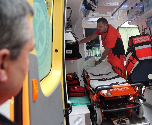 Ratownik Przemysław Kożan sprawdza wyposażenie ambulansu