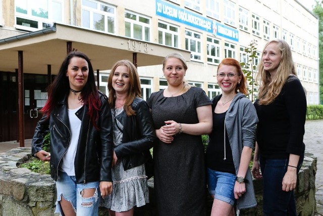 Paulina, Natalia, Iza, Bogna i Hania po dziesięciu latach spotkały się pod swoją dawną szkołą. Później „na mieście” do dziewczyn dołączyły kolejne koleżanki