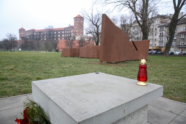 Osoby postulujące w formularzach budowę pomnika Wstęga Pamięci nieopodal Wawelu argumentują m.in., że jest tam już wmurowany kamień węgielny