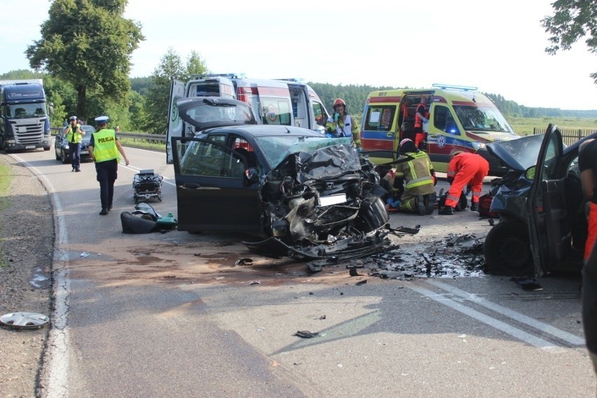 Ploski. Wypadek na DK 19 okazał się śmiertelny. W czołowym zderzeniu zginął pasażer volkswagena [ZDJĘCIA]