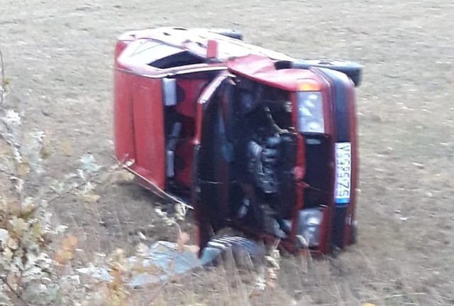 Do wypadku doszło w niedzielę o godz. 15.25 na drodze powiatowej w Psurowie (powiat oleski).Kierowca osobowego mercedesa jechał za szybko, wypadł z drogi, po czym dachował na polu.W wyniku tego wypadku 2 osoby jadące mercedesem zostały poszkodowane.Wstępne ustalenia wskazują, że przyczyną wypadku mogło być właśnie niedostosowanie prędkości pojazdu do warunków panujących na drodze.Dokładne przyczyny tego wypadku ustali policja.