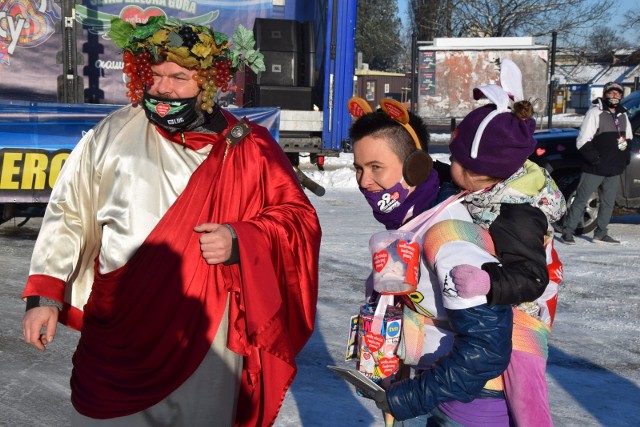 Zielonogórski finał - podobnie jak finały w innych miastach - odbywa się w reżimie sanitarnym. Generalnie impreza przenosi się do sieci. Na ulicach Zielonej Góry od rana kwestują wolontariusze WOŚP. Z niektórymi się spotkaliśmy. Mróz i śnieg nie są im straszne. Koncerty i gwiazda wieczoruW sieci również wystąpią zespoły Biała Ćma, Rademenez z ekipą, oraz gwiazda wieczoru - lubuski zespół 5 Rano i Łukasz Łyczkowski. Zielonogórski sztab WOŚP zaprasza również na kabarety:Ciach, Jurki, K2. Wszystkie transmisje nadawane są z Planetarium Wenus. Program WOŚP 2021 w Zielonej Górze:9.30 – Kabaret K211.45 – Kabaret Ciach13.10 – Patryk Dudek  -  Falubaz13.15 – Kabaret Jurki14.15 – Licytacje WOŚP Zielona Góra16.40 – Koncert Biała Ćma17.15 – Koncert Rademenez17.40 – Piotr Protasiewicz – Falubaz18.20 – Licytacje WOŚP Zielone Góra19.00 – Koncert Łukasz Łyczkowski i 5 Rano19.30 – Licytacje specjalne20.00 – Światełko do niebaLicytacje w sieciDo sieci przenoszą się również licytacje. Zielonogórzanie ofiarowali niesamowite przedmioty! - Wystartowaliśmy już od godziny 9.00. Śledzić nas można nie tylko na naszym facebooku, ale także na miejskich stronach - mówi Igor Skrzyczewski z zielongórskiego sztabu WOŚP.Orkiestrowy tir jeździ po Zielonej GórzeZ racji pandemicznych ograniczeń w tym roku nie ma dużej sceny WOŚP. Jest za to Mobilna Scena Otwartych Serc, czyli tir, który ruszył na miasto spod Centrum Biznesu, gdzie znajduje się zielonogórski sztab WOŚP punktualnie o 9.30. Z samochodu jeżdżącego po zielonogórskich ulicach słychać głośną i radosną muzykę, którą serwuje DJ oraz głośne słowa zachęty - ądźcie z nami na balkonach, w oknach, w bezpiecznej odległości, ale z WOŚP tak jak byliście ostatnie 28 lat. To 29 finał inny, ale przez to wyjątkowy dla nas wszystkich!Pierwszym przystankiem był parking przy filharmonii. Tam też odbyła się pierwsza licytacja. Była to zabawka ręcznie robiony konik na kiju. Licytacja była dość niezwykła, bo wzięły w niej udział jedynie dwie osoby. Mały Szymon wraz z tatą. Z braku konkurencji sami przebijali swoje ceny w licytacji. Najpierw było 100 złotych, potem 150, aż w końcu do puszki WOŚP trafiło 200 złotych. Mobilna scena WOŚP ma w swoim rozkładzie 13 przystanków. Poza centrum Zielonej Góry odwiedzi również Chynów, Przylep, Raculę, Dzronków, Zatonie czy Jędrzychów. Swoją trasę zakończy o 17.00 pod Centrum Biznesu.Polecamy wideo: Trzy dekady razem z WOŚP