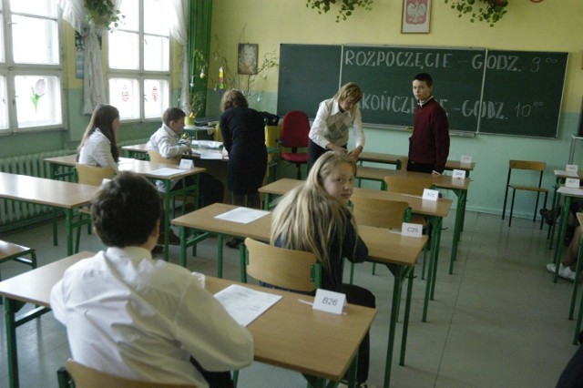 Uczniom w opolskiej SP nr 1 nie trzeba było powtarzać, ile mają czasu na egzamin. Wystarczyło, że spojrzeli na tablicę.