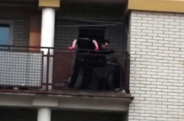 Sąsiedzi Pawła Klima nagrali interwencję policji na Barszczańskiej. Kobieta, która wyzywała funkcjonariuszy, stanie przed sądem