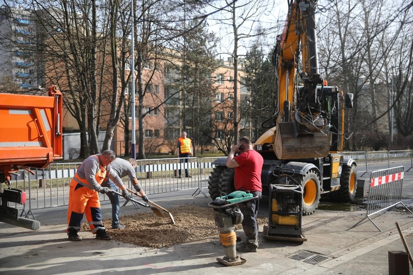 Kraków. Awaria drogowa na ul. Piastowskiej i duże utrudnienia dla kierowców [ZDJĘCIA]