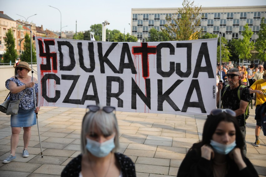 W Krakowie odbył się protest organizacji pozarządowych i...