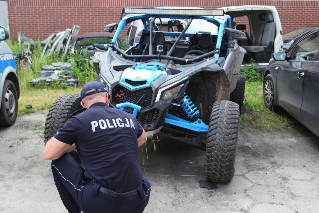 Mężczyzna podejrzany o spowodowanie wypadku w Żarach na ul. Hallera i ucieczkę z miejsca zdarzenia jest już w rękach policji. To mieszkaniec miasta. Do wypadku doszło w piątek, 25 czerwca przed godziną 21.00 na drodze gruntowej. Kierujący pojazdem typu buggy potrącił mężczyznę i uciekł z miejsca zdarzenia. Pieszy z obrażeniami zagrażającymi życiu trafił do szpitala.Policjanci ustalili, że podejrzanym w tej sprawie może być 26-letni mieszkaniec Żar. Z informacji, jakie uzyskali, wynikało, że może on próbować ukryć pojazd. Mężczyzna został zatrzymany następnego dnia, w sobotę, 26 czerwca. Policjanci odnaleźli także jego auto, które zostało wywiezione na Dolny Śląsk. Zebrany materiał dowodowy pozwolił przedstawić zatrzymanemu zarzuty spowodowania wypadku, ucieczki z miejsca zdarzenia i nieudzielenia pomocy poszkodowanemu. Może za to grozić do 3 lat pozbawienia wolności.W poniedziałek, 28 czerwca, sąd przychylił się do wniosku żarskiej prokuratury i policji i zastosował wobec 26-latka trzymiesięczny areszt. Wideo: Jak się zachować, kiedy jesteśmy świadkami wypadku?Źródło: Dzień Dobry TVN/x-newsCzytaj także: Korytarz życia na drodze. Jak go utworzyć? Wystarczy przestrzegać kilku zasad!