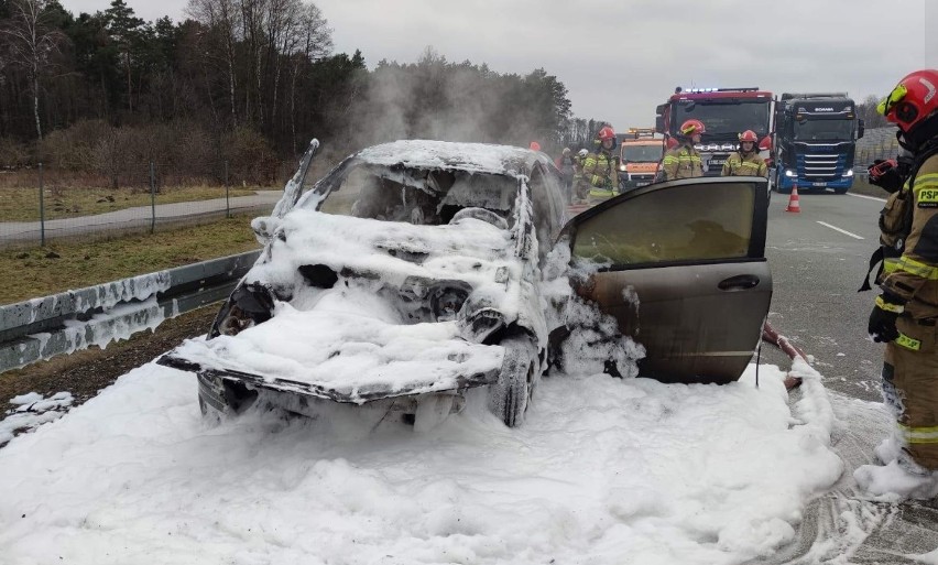 Pożar samochodu na S8. Mercedes spłonął na drodze S8. Zapaliła się turbina silnika ZDJĘCIA