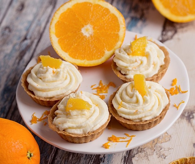 Tartaletki z nadzieniem pomarańczowym i kremem mascarpone to pomysł na rewelacyjny deser.