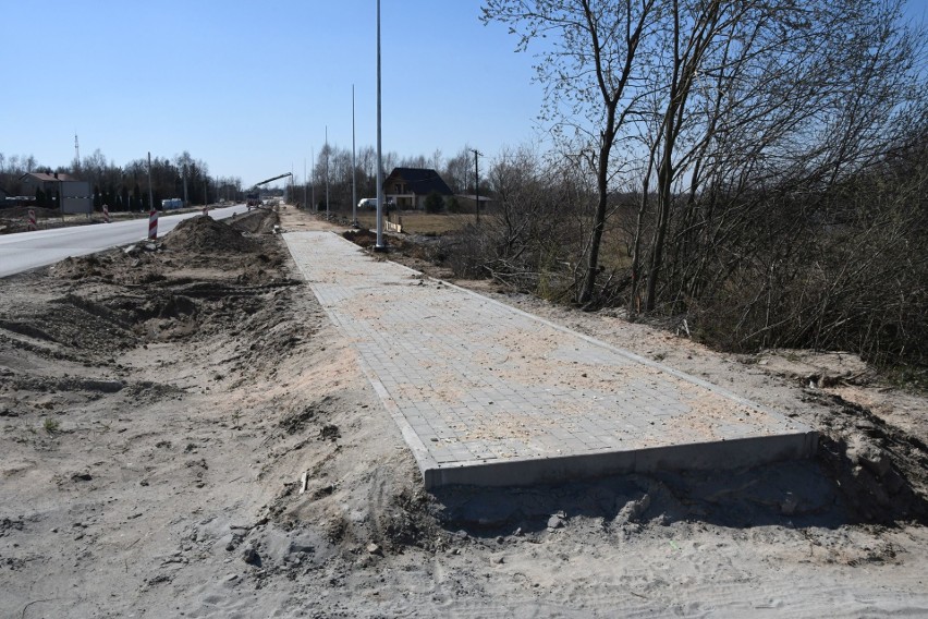 Budowa drogi z Radoszyc do Łopuszna szybko posuwa się do przodu. Co już zbudowano? Zobacz zdjęcia