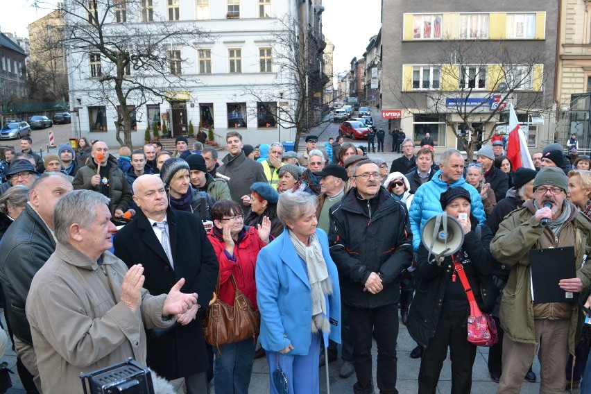 Manifestacja Komitetu Obrony Demokracji w Bielsku-Białej [ZDJĘCIA, WIDEO]