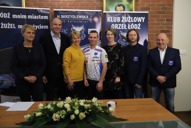 Skarbnik Orła Renata Piwowarska, wiceprezes Marcin Ulacha, prezes Katarzyna Socik oraz Norbert Kościuch, recznik Agnieszka Albińska, Adam Skórnicki, Lech Kędziora