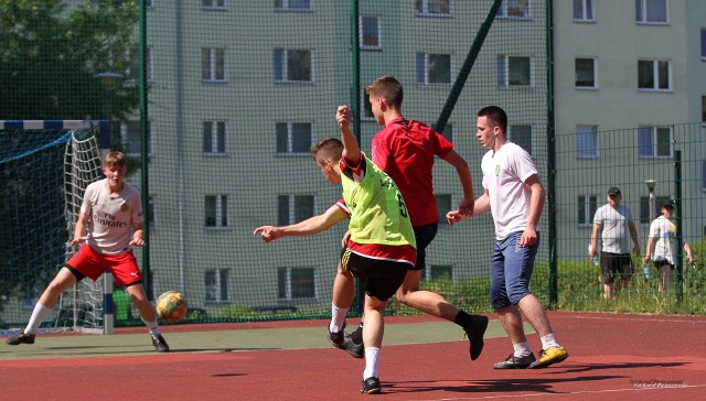 Po dłuższej przerwie spowodowanej pandemią koronawirusa wróciły piłkarskie trójki. Na boisku przy ulicy Kasprowicza 3 w Kielcach odbyła się trzecia edycja turnieju Adrenalina Cup. Organizatorami były: Spółdzielnia Mieszkaniowa Bocianek, Kieleckie Stowarzyszenie Sportowe Gol, Adrenalina (Sebastian Drozdowski), a inicjatywę wsparli: Świętokrzyski Związek Piłki Nożnej, Radna Miasta Kielce Joanna Winiarska, Małgorzata Palkij, Ewa Wodyńska, Gokarty Kielce. W turnieju wzięło udział 10 zespołów. Od początku widać było, że jednym z faworytów jest zespół FC Buenos prowadzony przez Karola Pokorę. Świetnie w nim poczynał sobie Mateusz Gawlik, syn byłego piłkarza Korony, Dariusza, który znakomicie rozumiał się z braćmi Pokora. Po wygraniu wszystkich spotkań w grupie i rozbiciu w półfinale Kieleckiego Futbolu na FC Buenos w finale czekał mocny Trofex. Obie drużyny stworzyły pasjonujące widowisko, w którym górą byli młodsi. Bardzo dobrze bronił i rozgrywał Michał Pokora, wybrany najlepszym bramkarzem turnieju. Zawodnikiem numer 1 został Patryk Buczkowski z Trofeksu, a królem strzelców Marcin Jędrychowski (Sporting) – 13 goli. Uczestnicy dziękują za udostępnienie obiektu Pawłowi Kubickiemu, prezesowi Spółdzielni Mieszkaniowej Bocianek. PółfinałyTROFEX – SM BOCIANEK 1:0Grzegorz Gębski.FC BUENOS – KIELECKI FUTBOL 4:0Mateusz Gawlik 2, Maciej Pokora 2.FinałFC BUENOS – TROFEX 3:2Maciej Pokora 2, Michał Pokora – Dawid Śmiech, Patryk Buczkowski.