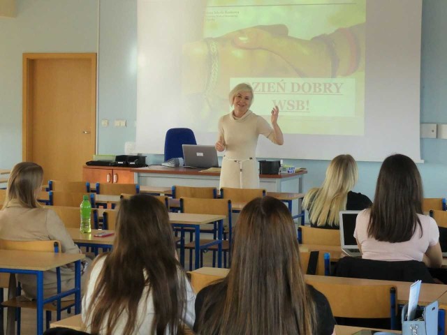 Anna Zięty, menedżer kierunku media i komunikacja w biznesie, ze swoimi studentami.