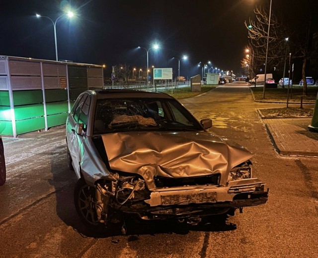 Pijany kierowca volvo w Tomaszowie taranował samochody i znaki drogowe. Doprowadził do trzech kolizji z autami oraz dwóch kolizji ze znakami drogowymi. Wydmuchał aż 3 promile alkoholu, ponadto miał przy sobie narkotyki...