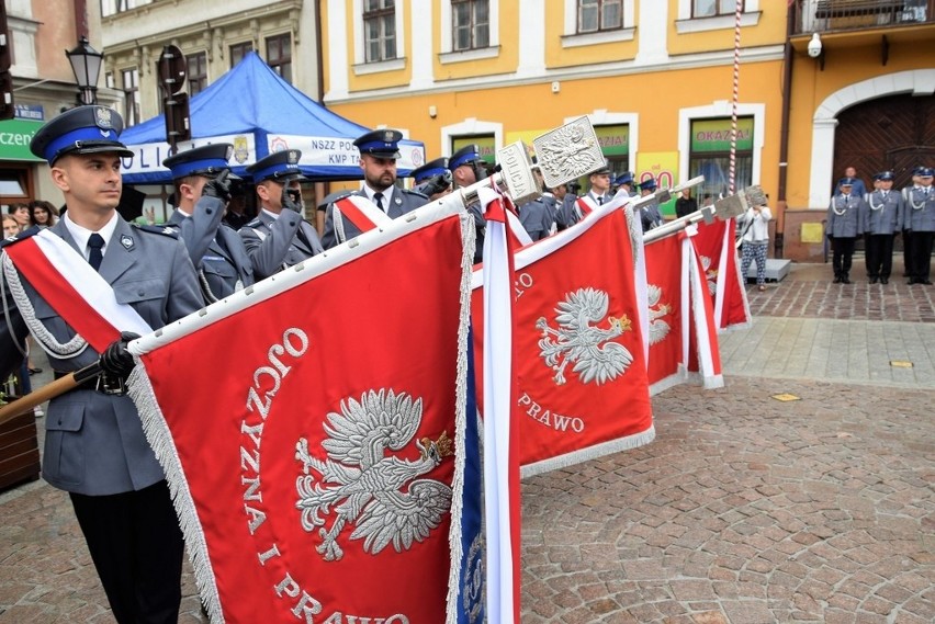 Tarnowscy funkcjonariusze otrzymali nowy sztandar podczas święta policji [ZDJĘCIA, WIDEO]