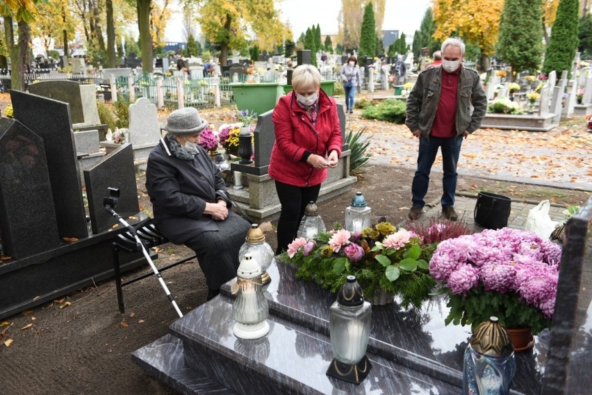 Ludzie ruszyli na toruńskie cmentarze. Wspominają bliskich, kupują kwiaty, palą znicze. Zobacz zdjęcia!
