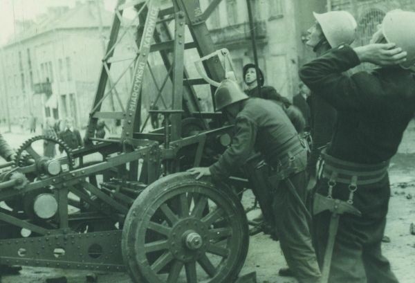 Tuż po wojnie też mieliśmy dzielnych strażaków. Ćwiczenia na ul. Zamenhofa, około 1950 r. Fot. ze zbiorów Muzeum Podlaskiego w Białymstoku.