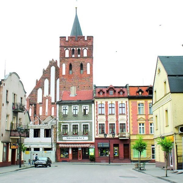 Ponad rzędem brodnickich kamienic wznosi się potężna wieża gotyckiego (XIV wiek) kościoła farnego pw. św. Katarzyny