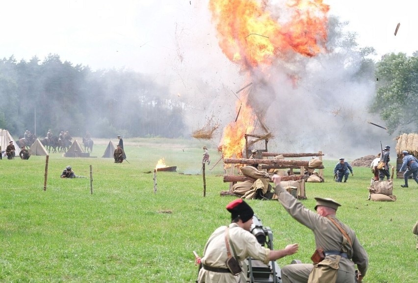 Rekonstrukcja Bitwy Warszawskiej 1920 w Ossowie. Tak Polacy pokonali Armię Czerwoną [FOTOGALERIA]