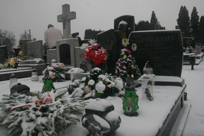 Cmentarz parafialny w Ostrowi Mazowieckiej przystrojony na Boże Narodzenie. Zdjęcia 24.12.2021