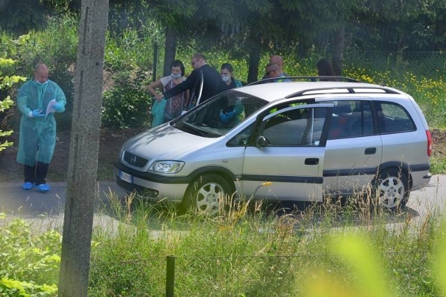 Na miejscu pracowali policyjni technicy, zabezpieczając ślady i dokonując oględzin.