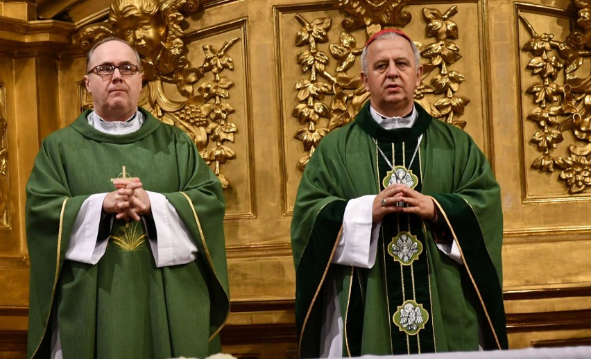 Światowy Dzień Ubogich w Bazylice Katedralnej w Kielcach. Mszy świętej przewodniczył biskup Jan Piotrowski [ZDJĘCIA]