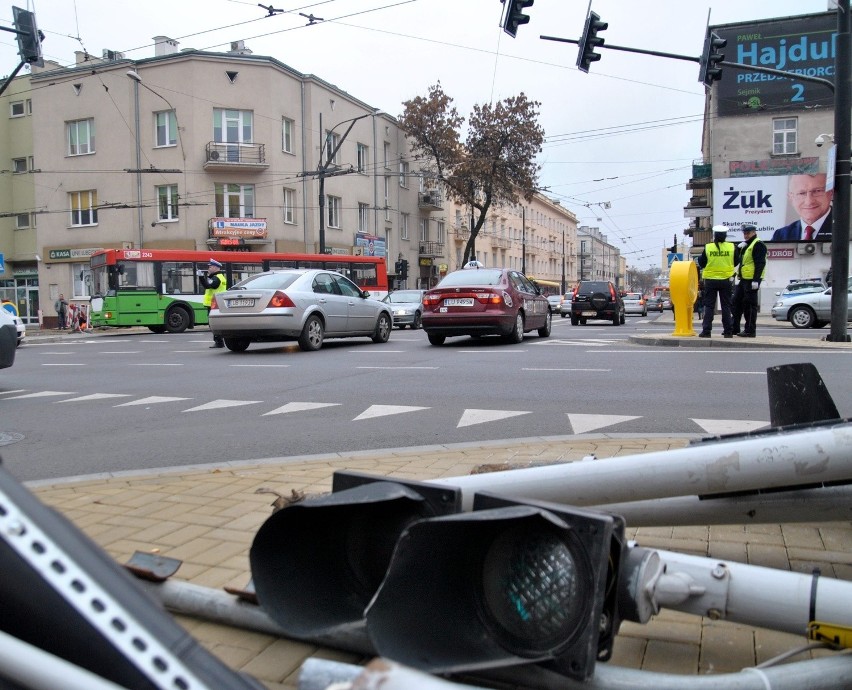 Policjanci kierują ruchem na ul. Lipowej