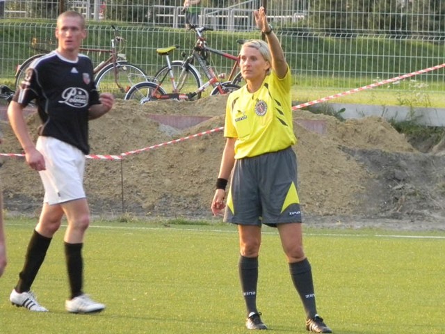 Mecz na boisku ze sztuczną murawą pomiędzy rezerwami Resovii, a Piastem Tuczempy (na boisku 2-1) był dla Beaty Wosiewicz debiutem w IV lidze seniorów.