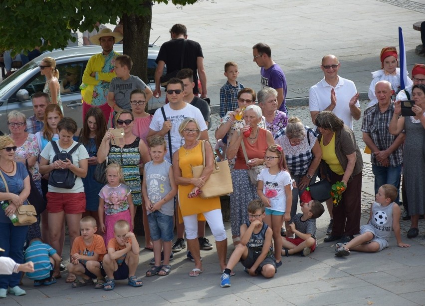 Gorlice. Festiwal Świat pod Kyczerą. Przez miejski deptak przeszedł barwny korowód artystów z różnych stron świata