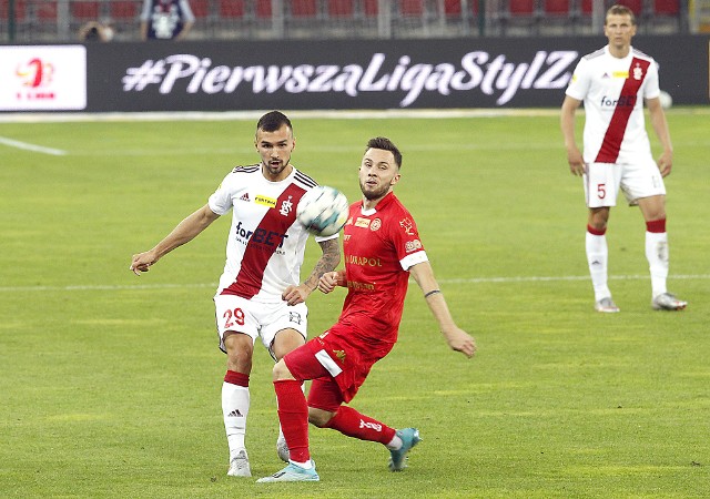 Pokusiliśmy się o porównanie składów ŁKS i Widzewa na sobotnie derby pozycja po pozycji. Od bramkarzy do napastników wybraliśmy, naszym subiektywnym zdaniem, lepszych piłkarzy na danej pozycji. W tej świętej wojnie uzyskaliśmy zaskakujący wynik. A zatem uruchamiamy naszą porównywarkę.CZYTAJ DALEJ NA KOLEJNYCHSLAJDACH