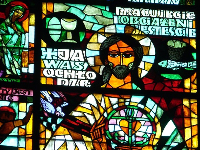 Jeden z witraży w rozwadowskiej farze z sylwetką Jezusa, to arcydzieło zdobniczej sztuki witrażowej
