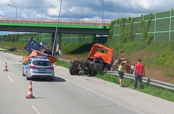 Dwie ciężarówki zderzyły się na autostradzie A1 między...