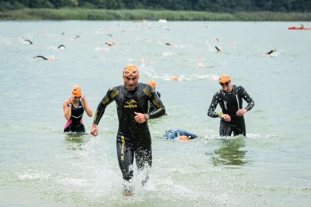 W Bydgoszczy trwa wielka sportowa impreza, Ocean Lava Triathlon Polska 2020. Zapraszamy do obejrzenia pierwszej z dwóch części fotorelacji z zawodów.Tradycyjnie w podbydgoskim Borównie, na terenie plaży, rozpoczęła się kolejna edycja triathlonu Ocean Lava Triathlon Polska 2020. Tam też odbyła się pierwsza część imprezy - pływanie na jeziorze Borówno. Potem, zawodnicy uczestniczyli w wyścigu kolarskim, który (podobnie jak w poprzednich latach), odbył się na trasie poprowadzonej między Borównem, a okolicami stadionu bydgoskiego Zawiszy.Trasa biegowa nie różniła się od ubiegłorocznej, wyznaczono ją na duktach spacerowych Leśnego Parku Kultury i Wypoczynku Myślęcinek.W trakcie zawodów wyłączona z ruchu została m.in. ulica Gdańska na odcinku przylegającym do stadionu Zawiszy oraz w Myślęcinku. Poza tym z tymczasowymi utrudnieniami należy liczyć się na ul. Jeździeckiej i drodze powiatowej przebiegającej przez Niemcz, Żołędowo i Neklę. Impreza trwa dwa dni. W niedzielę (23.08.2020r.) zmieni się rozkład jazdy autobusów i tramwajów MZK.Linia nr 52 kursy do Podkowy do godziny 12:00 zostaną skierowane do pętli Dworzec Leśne (poza kursami 5:10, 6:20, 7:20).Linia nr 93 kursy będą realizowane trasą czasowo zmienioną ulicami Modrzewiową, Al. Wyszyńskiego, Armii Krajowej.Linia nr 94 zostanie zawieszona do godziny około12:00.Linia nr 1 zostanie skierowana do pętli Bielawy.Linia nr 2 zostanie skierowana do pętli Rycerska.Linia nr 10 zostanie skierowana do pętli Bielawy.