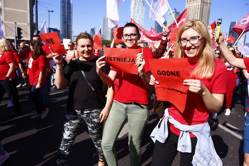 Warszawa: Protest pracowników sądów i prokuratur [ZDJĘCIA] "Czerwony marsz" przeszedł ulicami stolicy