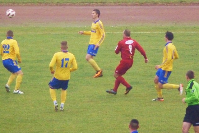W sobotnim meczu, który rozegrany został w Koszalinie, Gwardia uległa rezerwom Arki Gdynia (żółte koszulki) 0:2