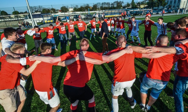 Piłkarze BKS Bydgoszcz zapewnili sobie awans do piątej ligi. W sobotę wygrali z ekipą z Niemcza, a później mieli okazje do świętowania.Wideo:: Jakub Stykowski